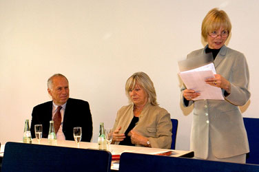 Prof. Michael Schmid-Ospach, Margarethe von Trotta und mit Script vortragend Prof. Dr. Gisela Losseff-Tillmanns