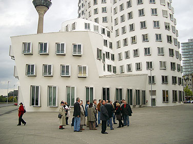 Gruppe vor den Gehry Husern im Medienhafen mit Rheinturm im Hintergrund