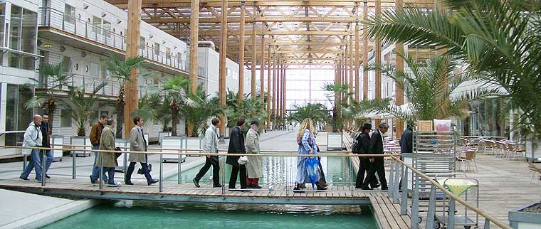 Die TeilnehmerInnen berqueren ein Wasserbecken in der Fortbildungsakademie Mont-Cenis des Innenministeriums