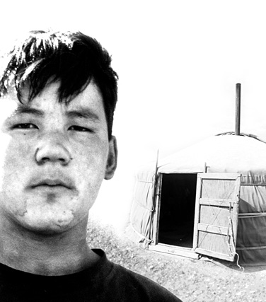 Junge vor einem Zelt in der Mogolei 
