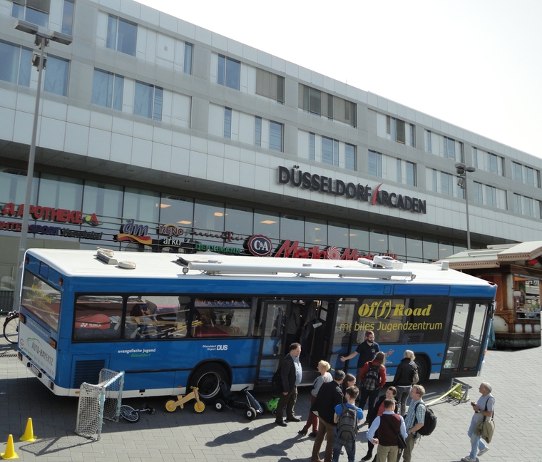 Ein mobiles Jugendzentrum in einem Bus steht vor dem Eingang der Düsseldorfer Arkaden.
