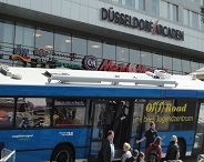 Das Bild zeigt einen Ausschnitt von einem mobilen Jugendzentrum (Bus).